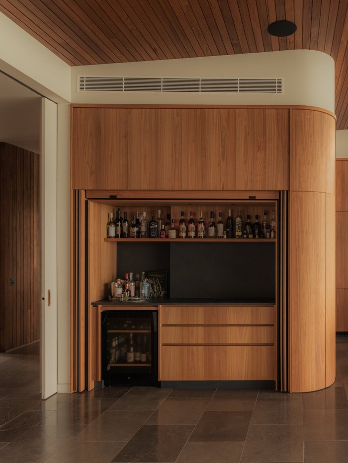 Curved timber bar joinery, Newrybar Residence